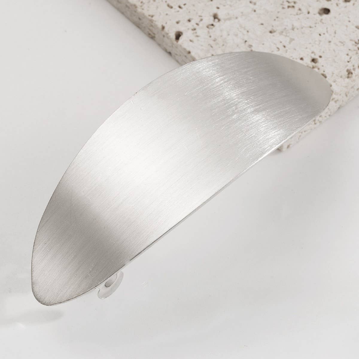 BRUSHED METAL OVAL SPRING HAIR CLIP ELEGANT LOOK_CWAHA6176