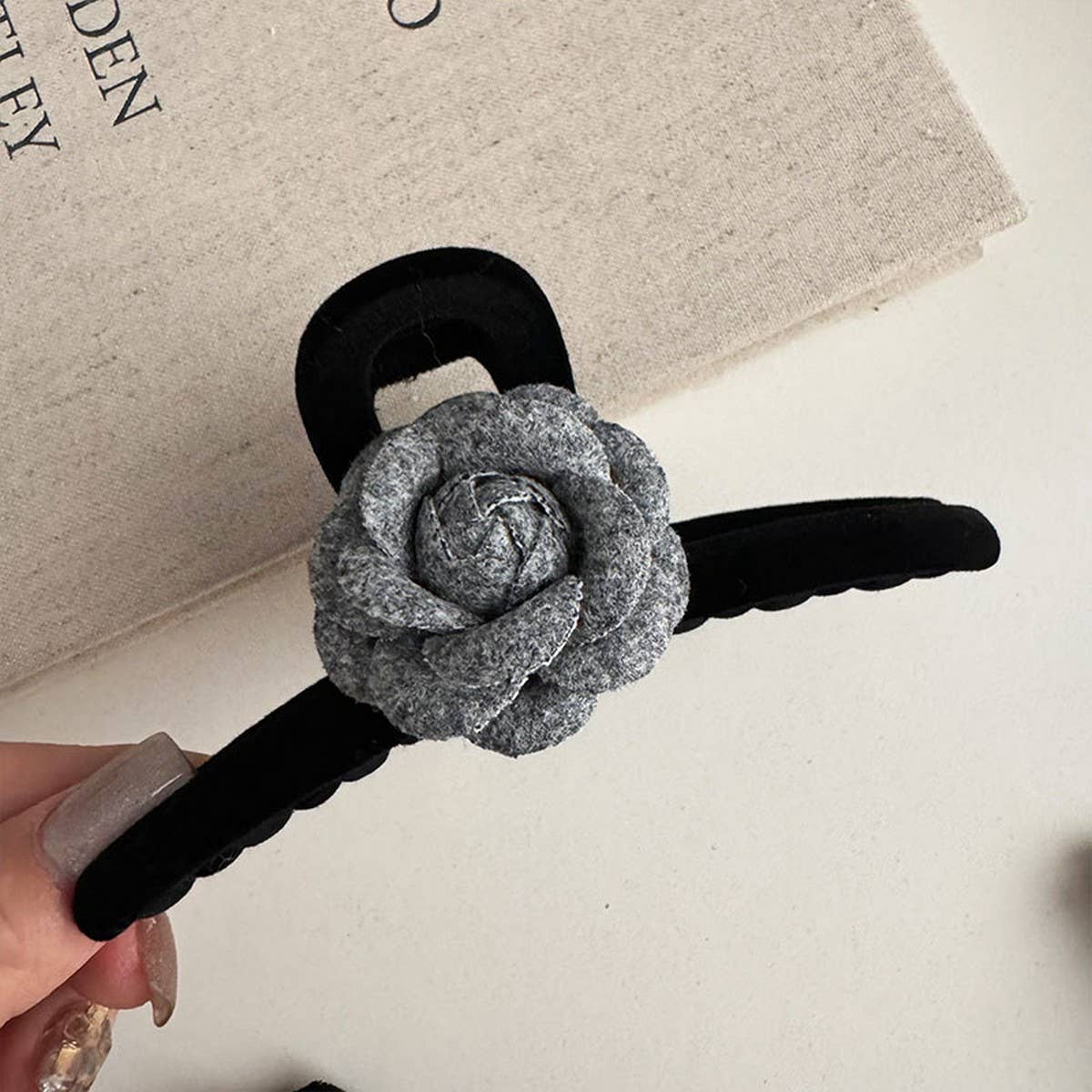 COOL GRAY CAMELLIA HAIRPIN HEADBAND_CWAHA4670