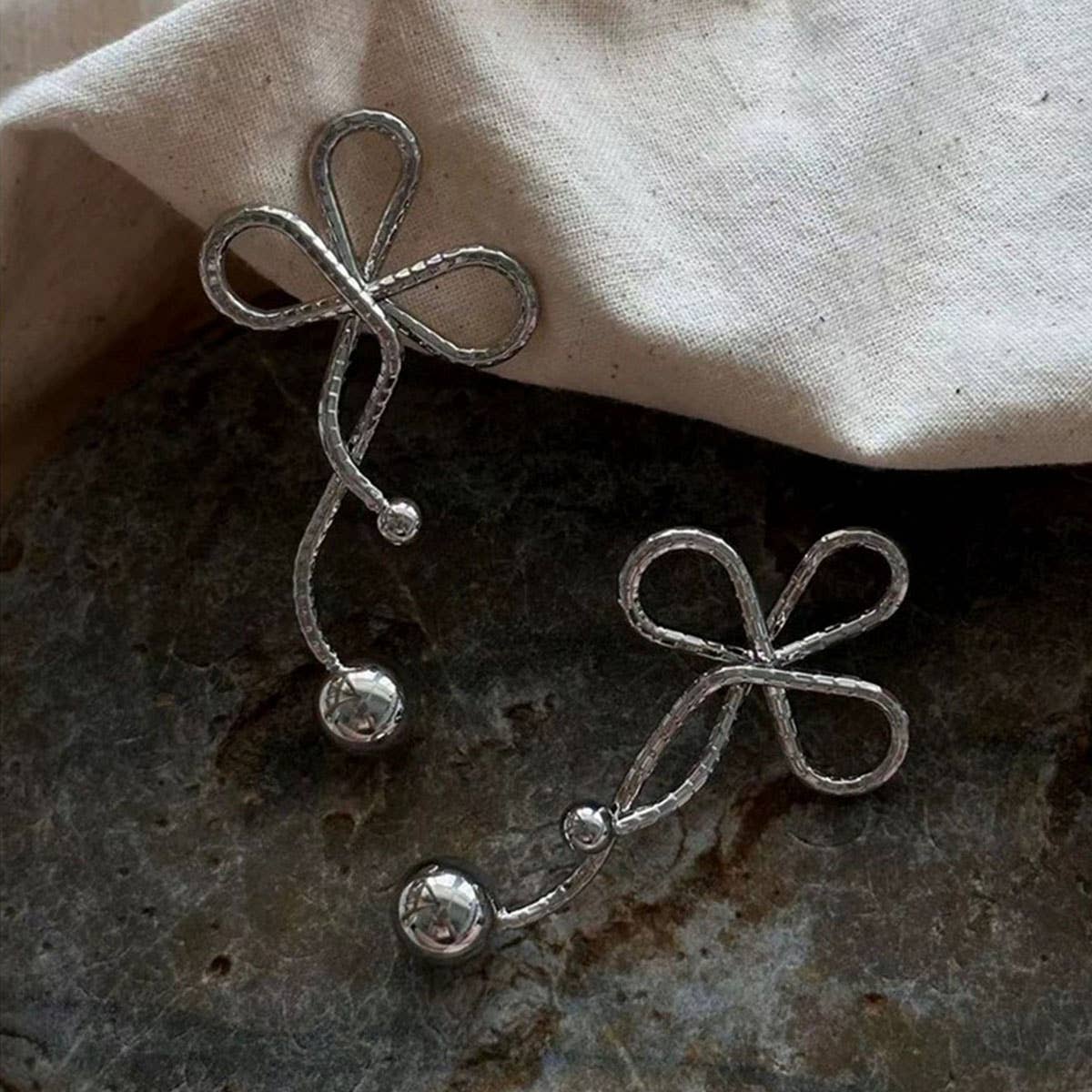 GEOMETRIC TWISTED FLOWER PEARL TASSEL BOW EARRINGS_CWAJE3005