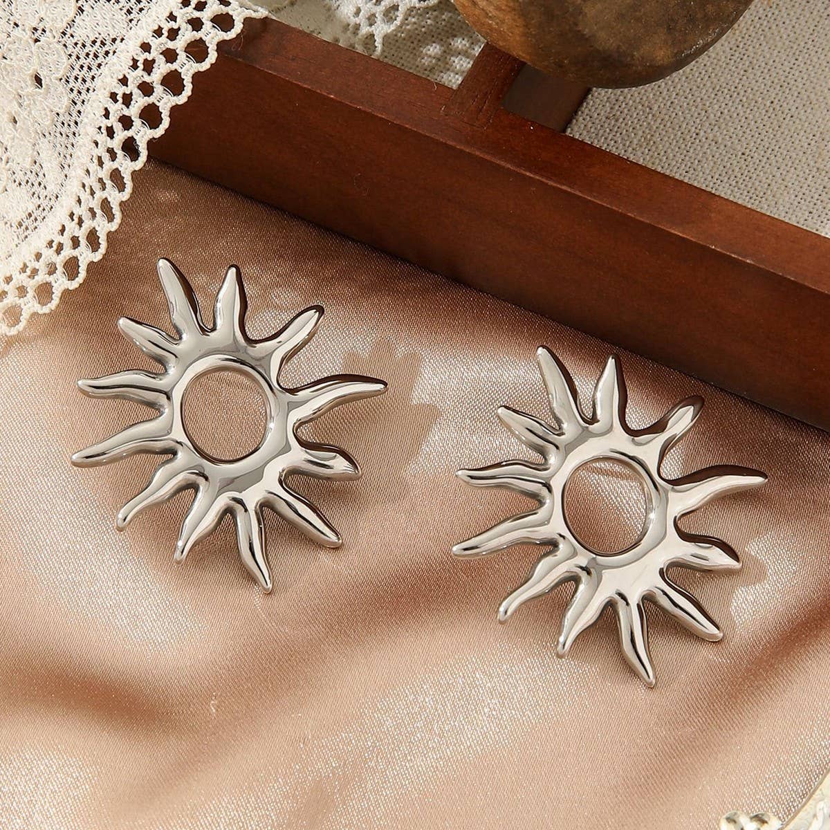 Vintage Metal Sun 18K Gold Stainless Steel Earrings_Cwmm3656
