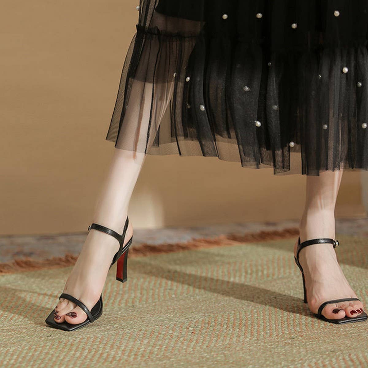 BLACK MINIMALIST SQUARE HEADED LADIES HEELS_CWSHH0021