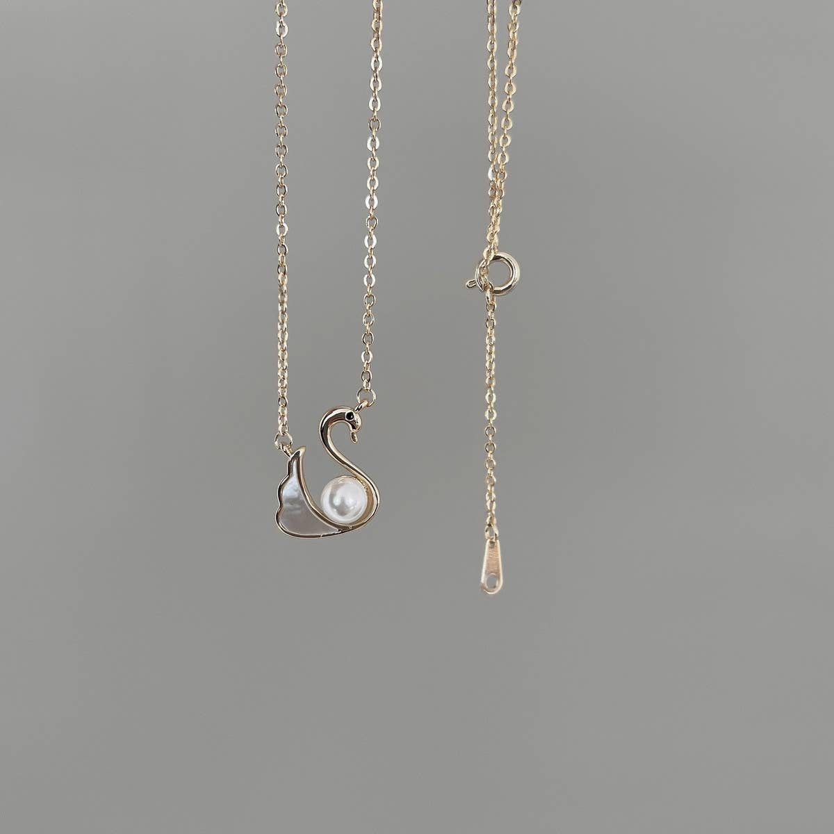 2024 SWAN PEARL NECKLACE_CWAJE1280