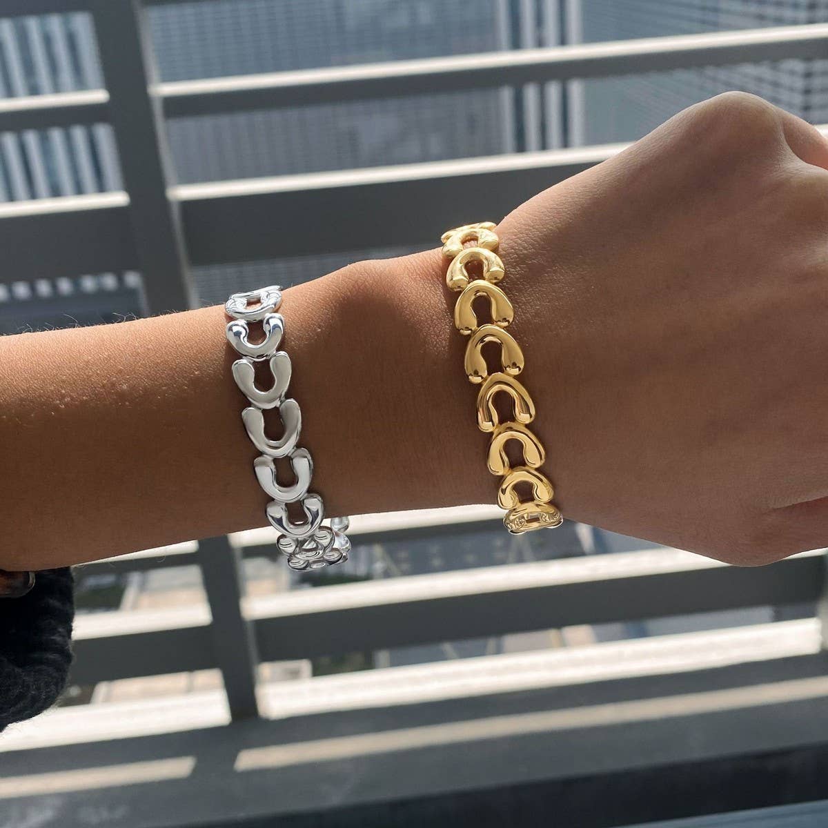 18K GOLD V SHAPED HOLLOW OPEN CUFF BRACELET_CWAJE4856