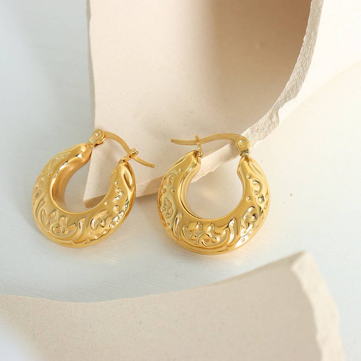 RETRO SIMPLE C SHAPE EMBOSSED EARRINGS_CWMM3646