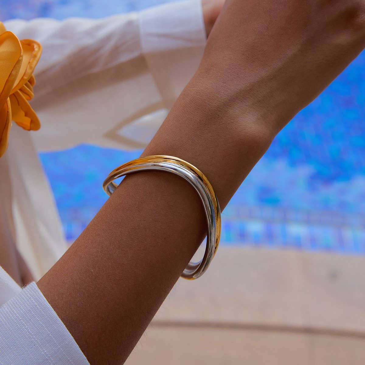 GOLD SILVER WAVE BANGLE IN 18K STAINLESS STEEL_CWAJE4782