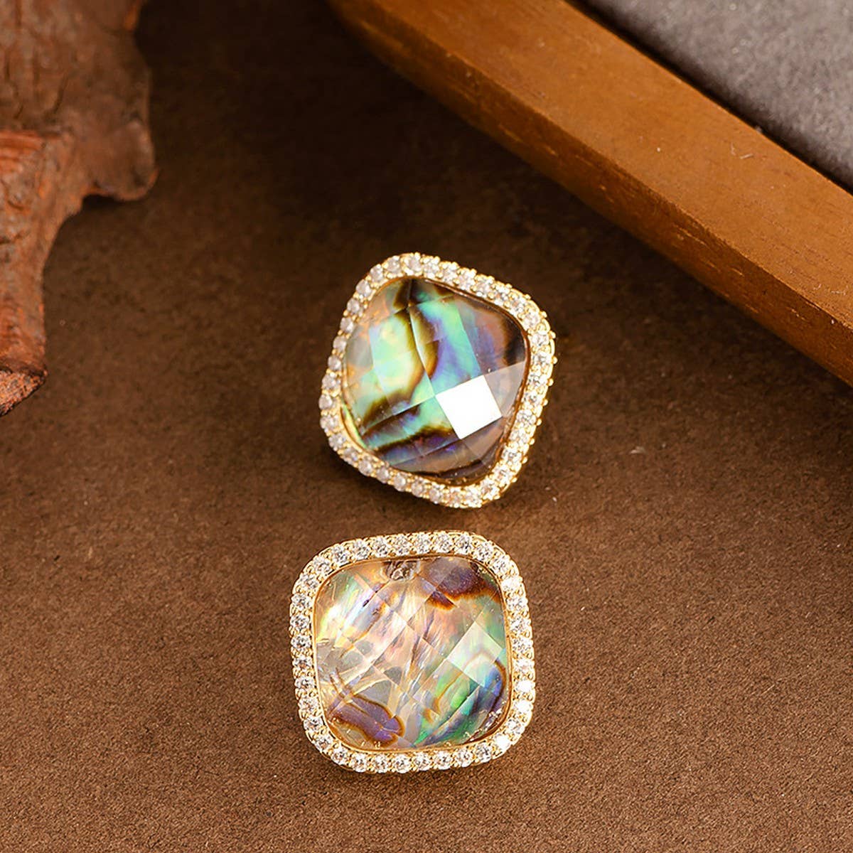 SQUARE ABALONE SHELL EARRINGS WITH DIAMONDS_CWMM4290