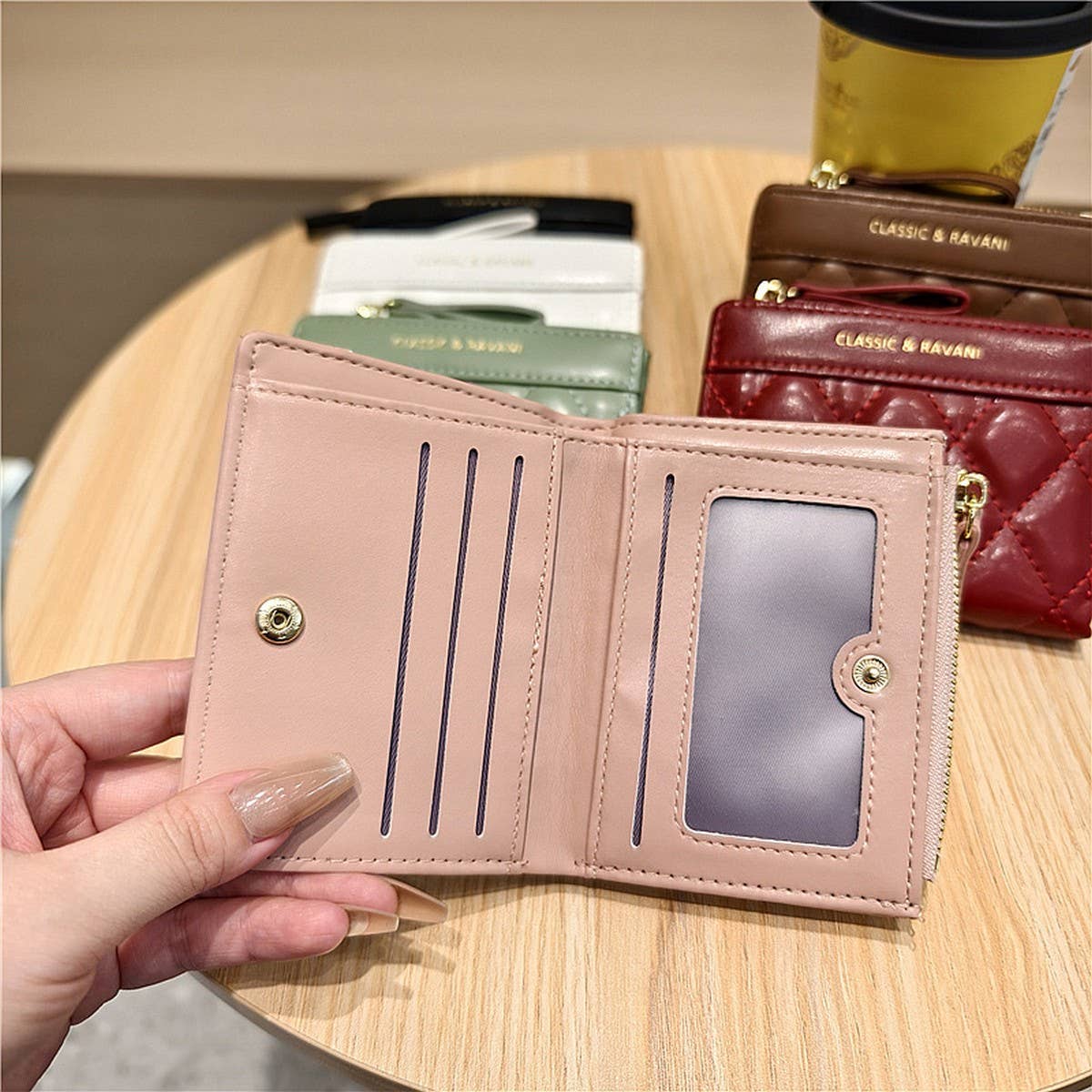 Minimalist Quilted Bifold Wallet With Card Slots_Cwab06231