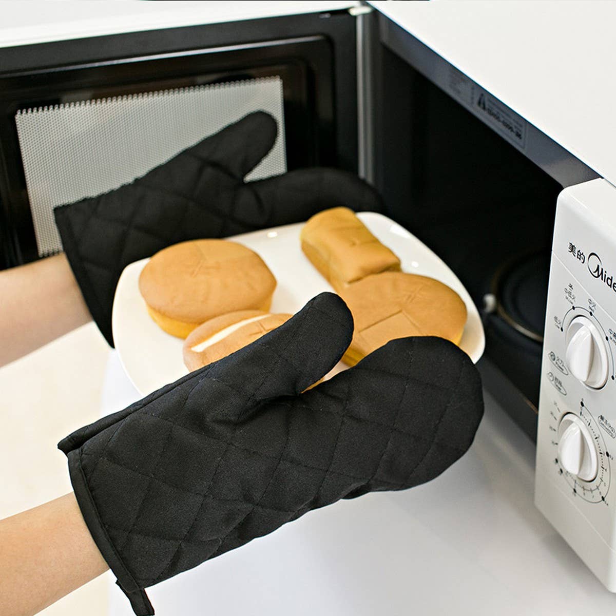 A PAIR OF HEAT RESISTANT BAKING GLOVES_CWMM1452