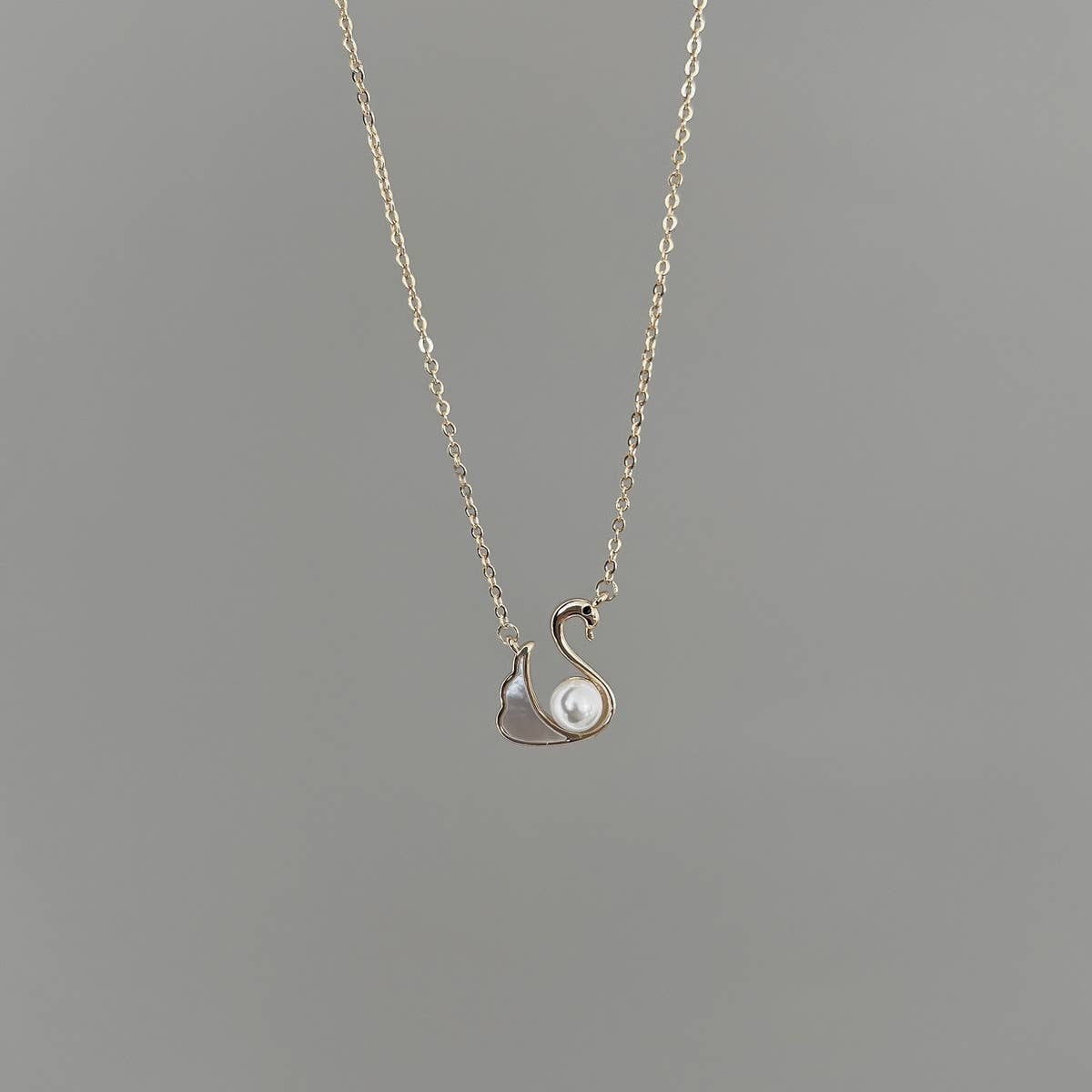 2024 SWAN PEARL NECKLACE_CWAJE1280
