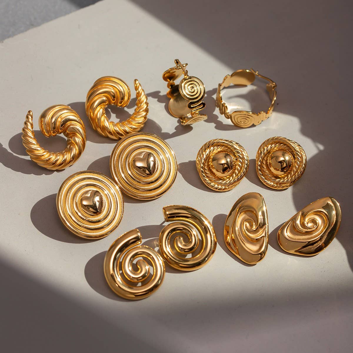 SIMPLE AND STYLISH 18K GOLD SPIRAL EARRINGS_CWASC1661