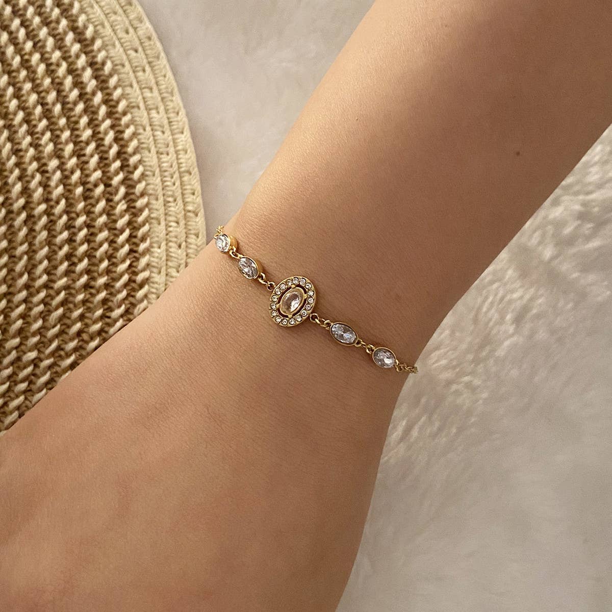 FASHIONABLE GEOMETRIC FULL DIAMOND LOVE BRACELET_CWAHA0878