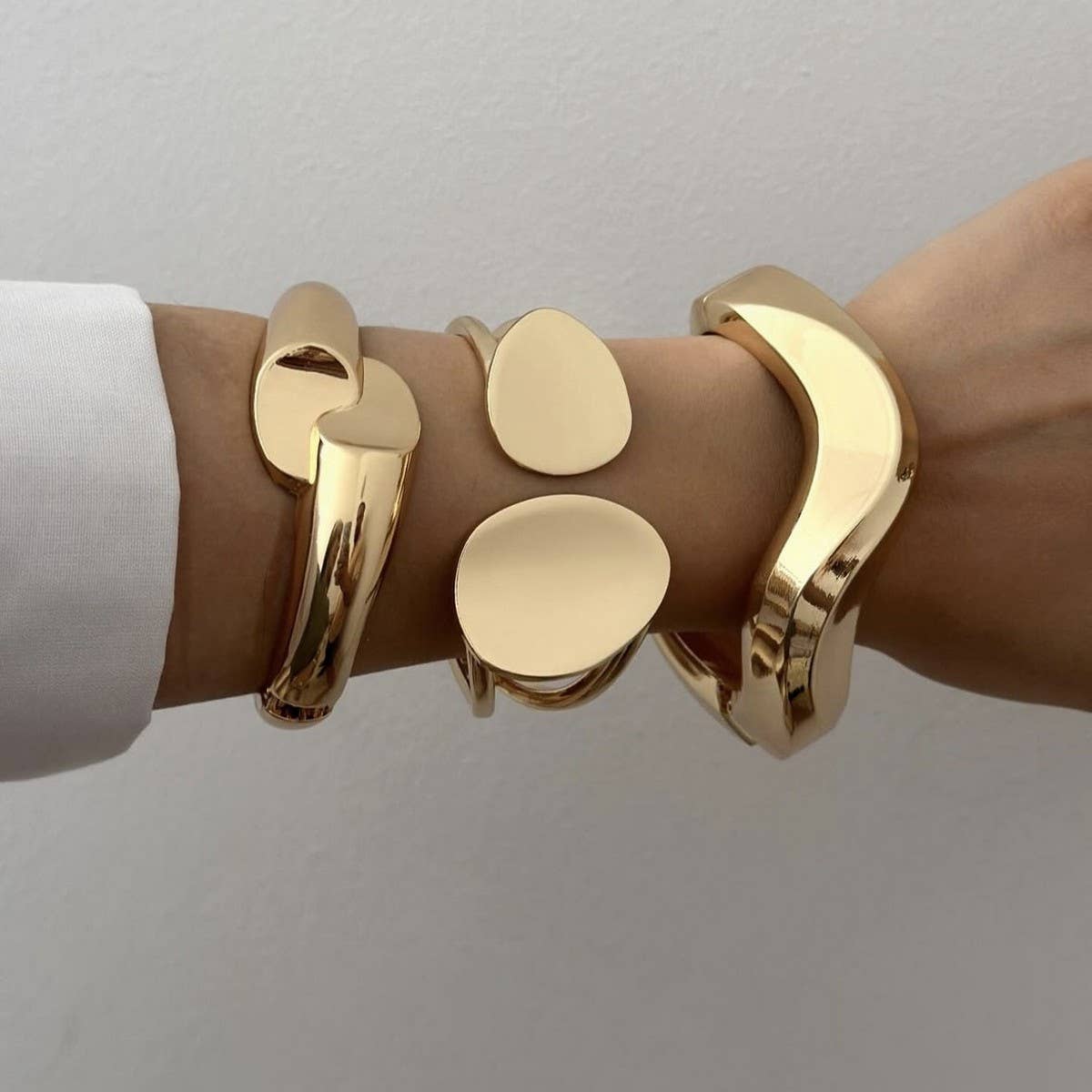 FASHIONABLE AND VERSATILE BRACELET WITH DESIGN_CWMM3118