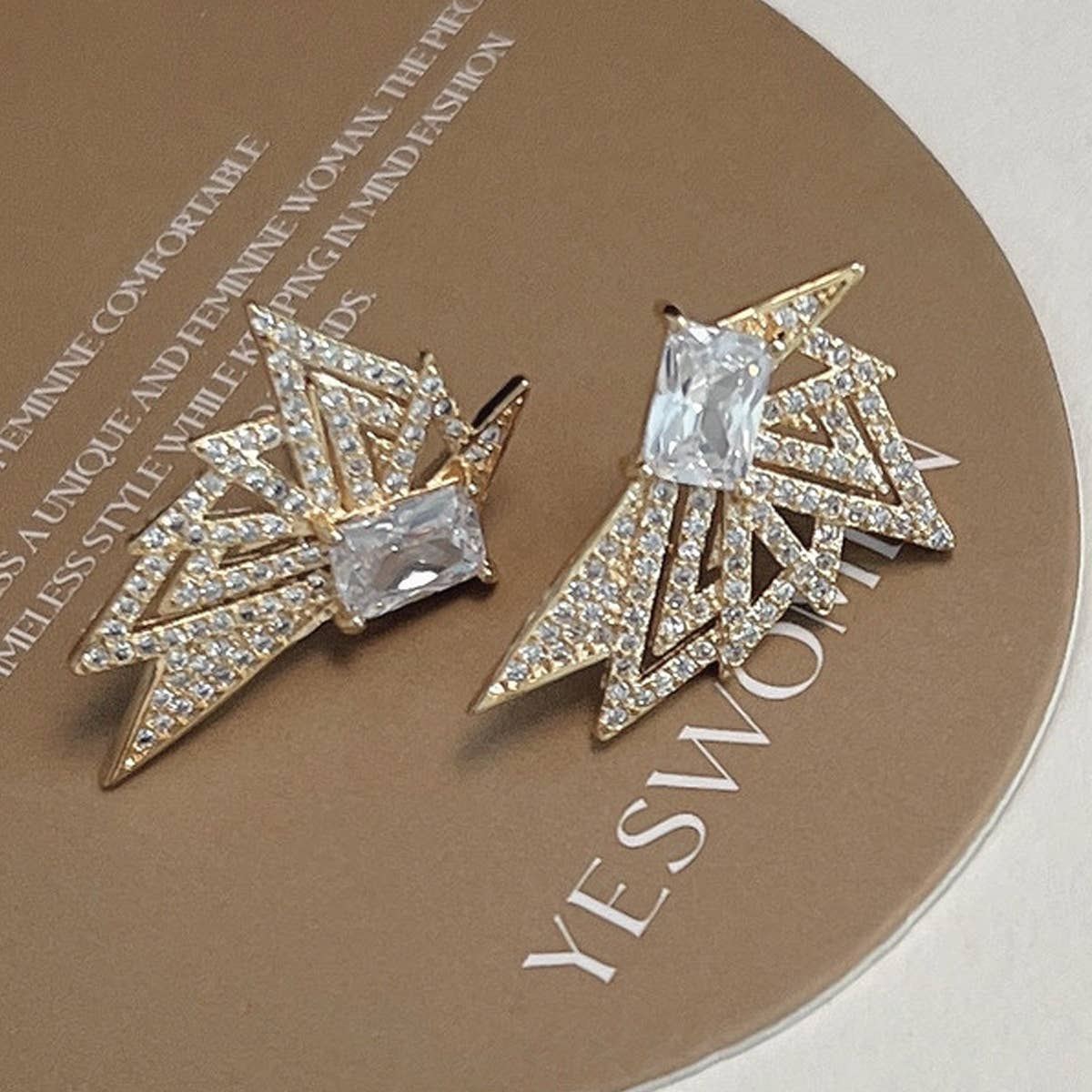 ADVANCED HOLLOW TRIANGULAR EARRINGS_CWAJE1411