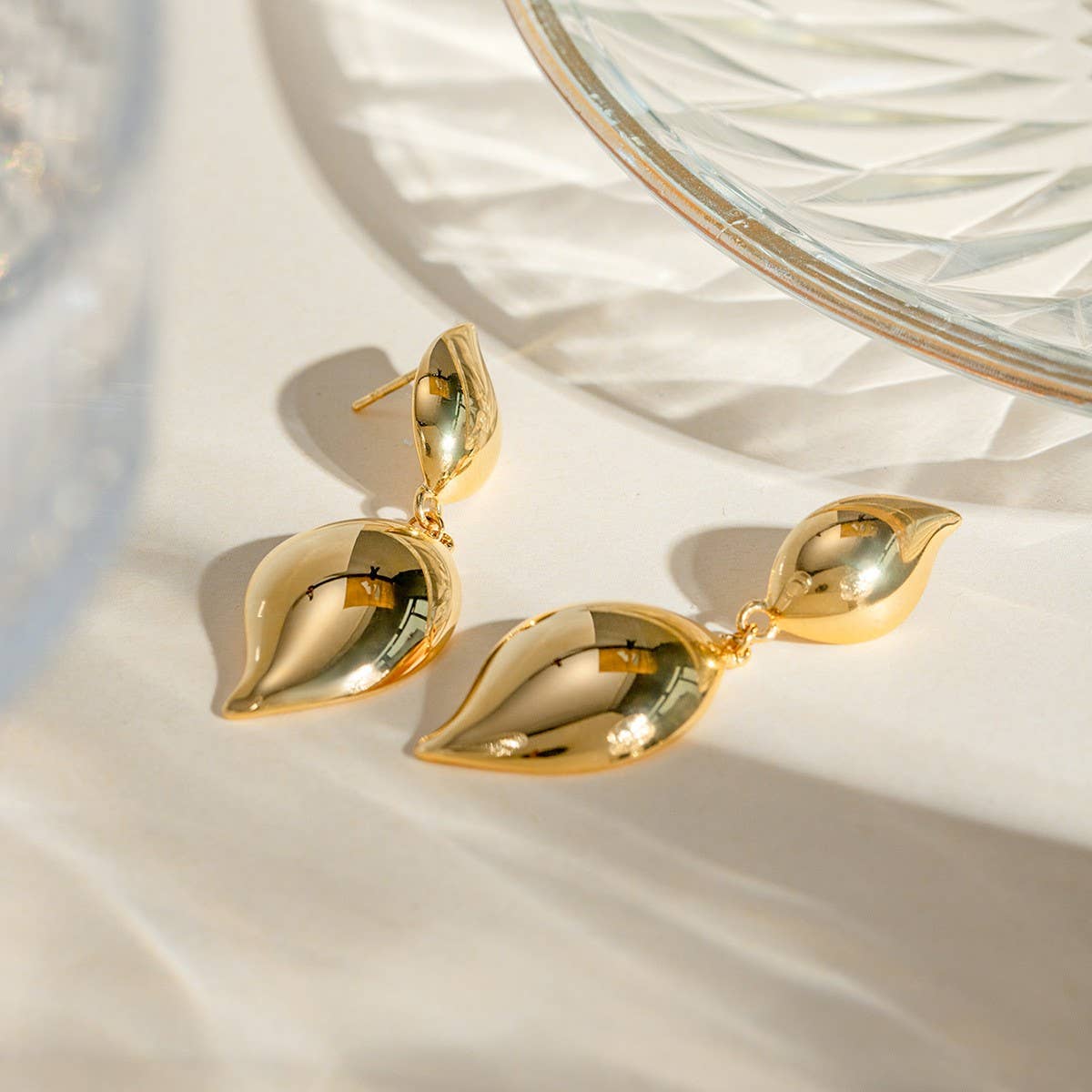 SIMPLE PETAL TEARDROP SHAPED POLISHED EARRINGS_CWAJE1794
