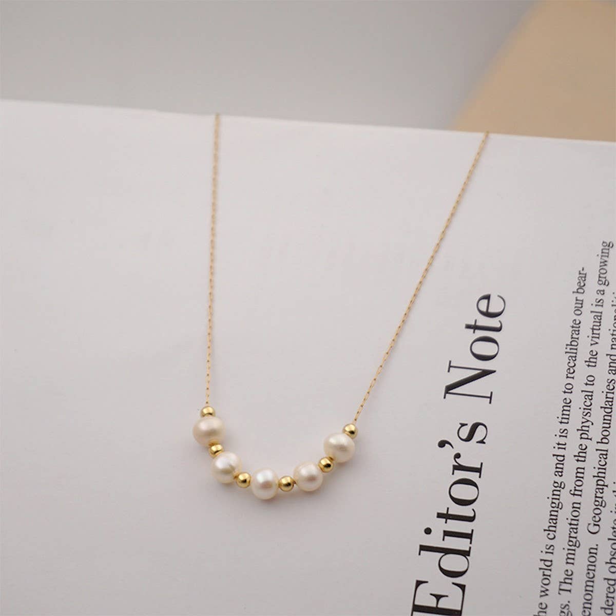 SMALL TEMPERAMENT PEARL CLAVICLE NECKLACE_CWAJE1669