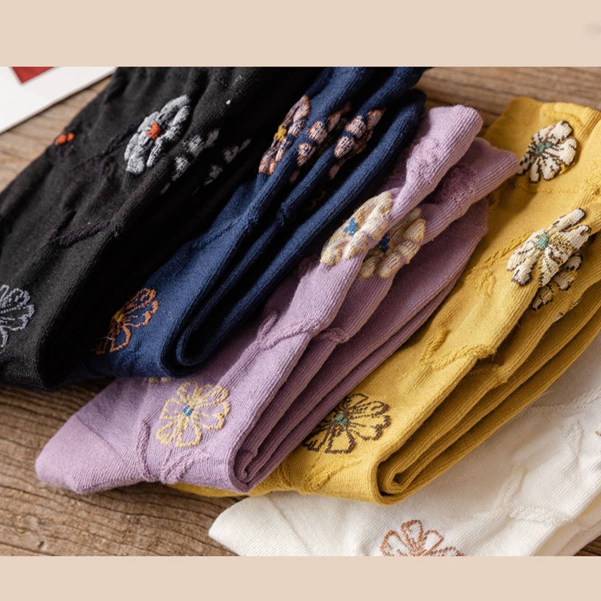 Three-Dimensional Relief Flower Mid-Tube Socks_Cwms0416