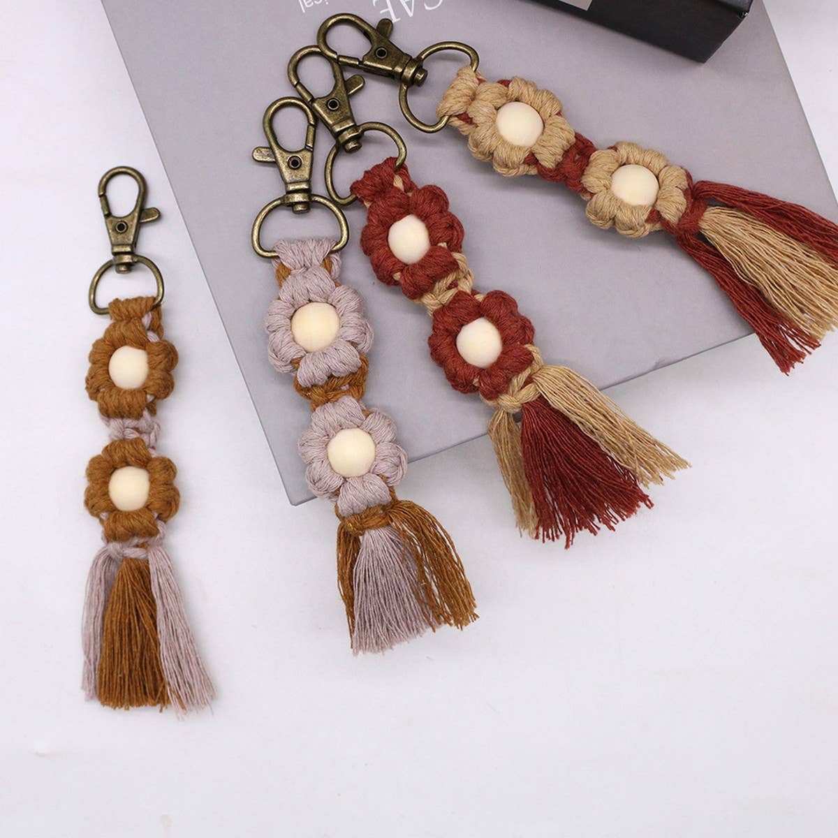 HAND WOVEN FLOWER KEYCHAIN_CWMM1563