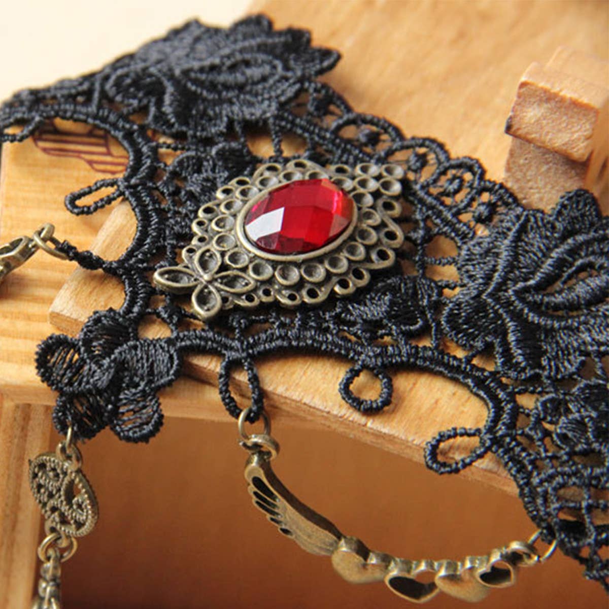 HALLOWEEN RETRO LOVE CRYSTAL LACE SHORT NECKLACE_CWMM0165