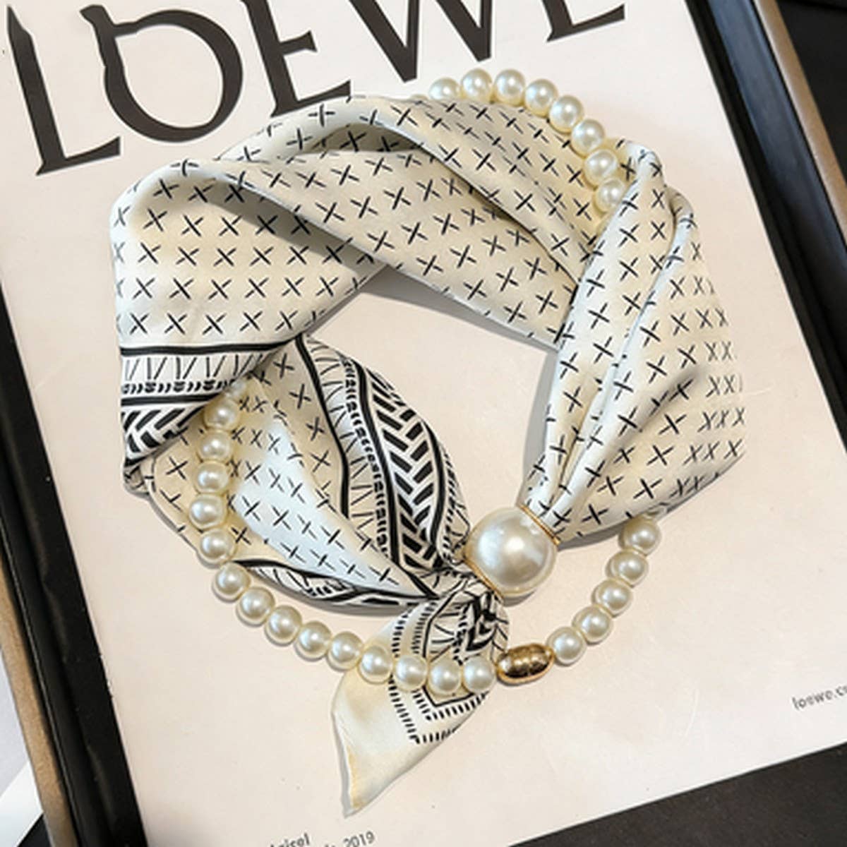 Ivory Pearl Magnetic Skinny Neck Scarf_Cwasc03933