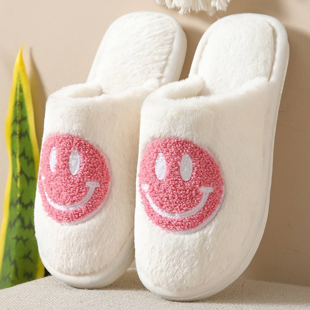 COZY SMILING FACE SLIPPERS FUZZY SLIPPERS WOMEN_CWSHS0249