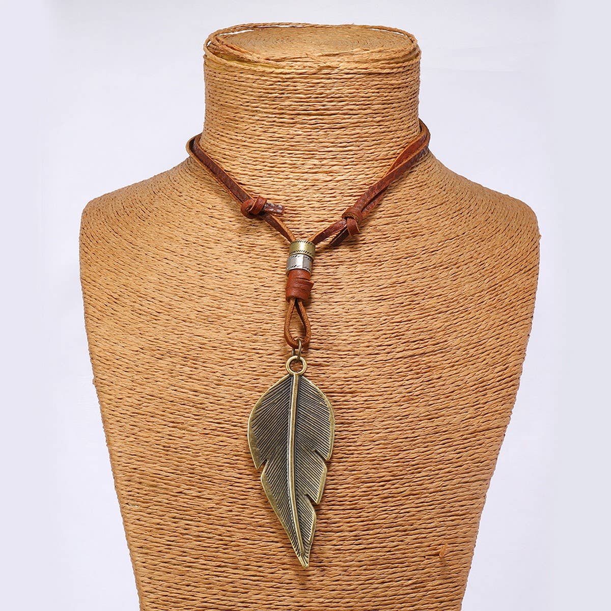 Vintage Leaf Pendant Cowhide Necklace_Cwmm4617