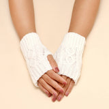 KNITTED DIAMOND SHAPED FINGER HOLE GLOVES_CWAG0088