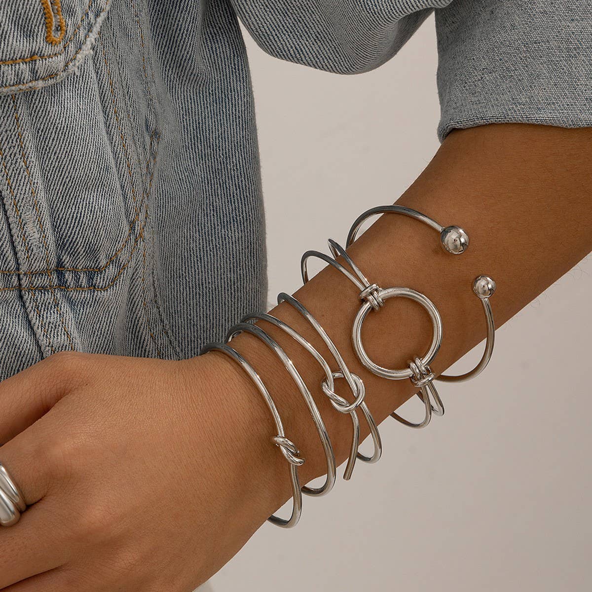 SIMPLE DOUBLE LAYER HOLLOW KNOTTED OPEN BRACELET_CWMM3101