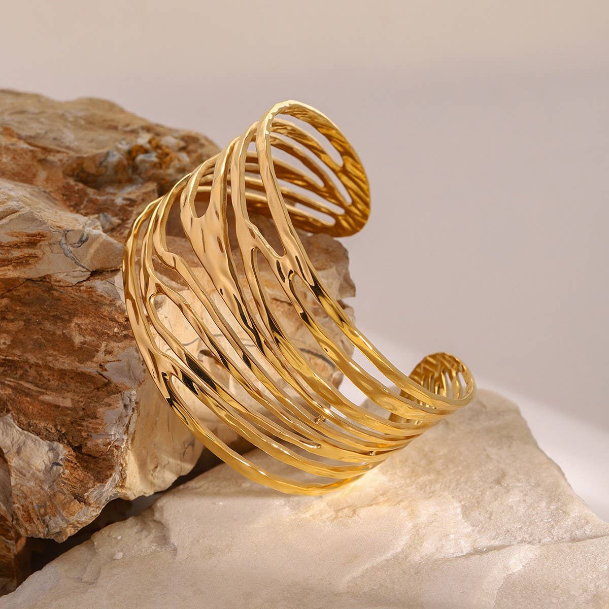 18K GOLD HOLLOW LINE CUFF FADE RESISTANT STEEL_CWAJE4660