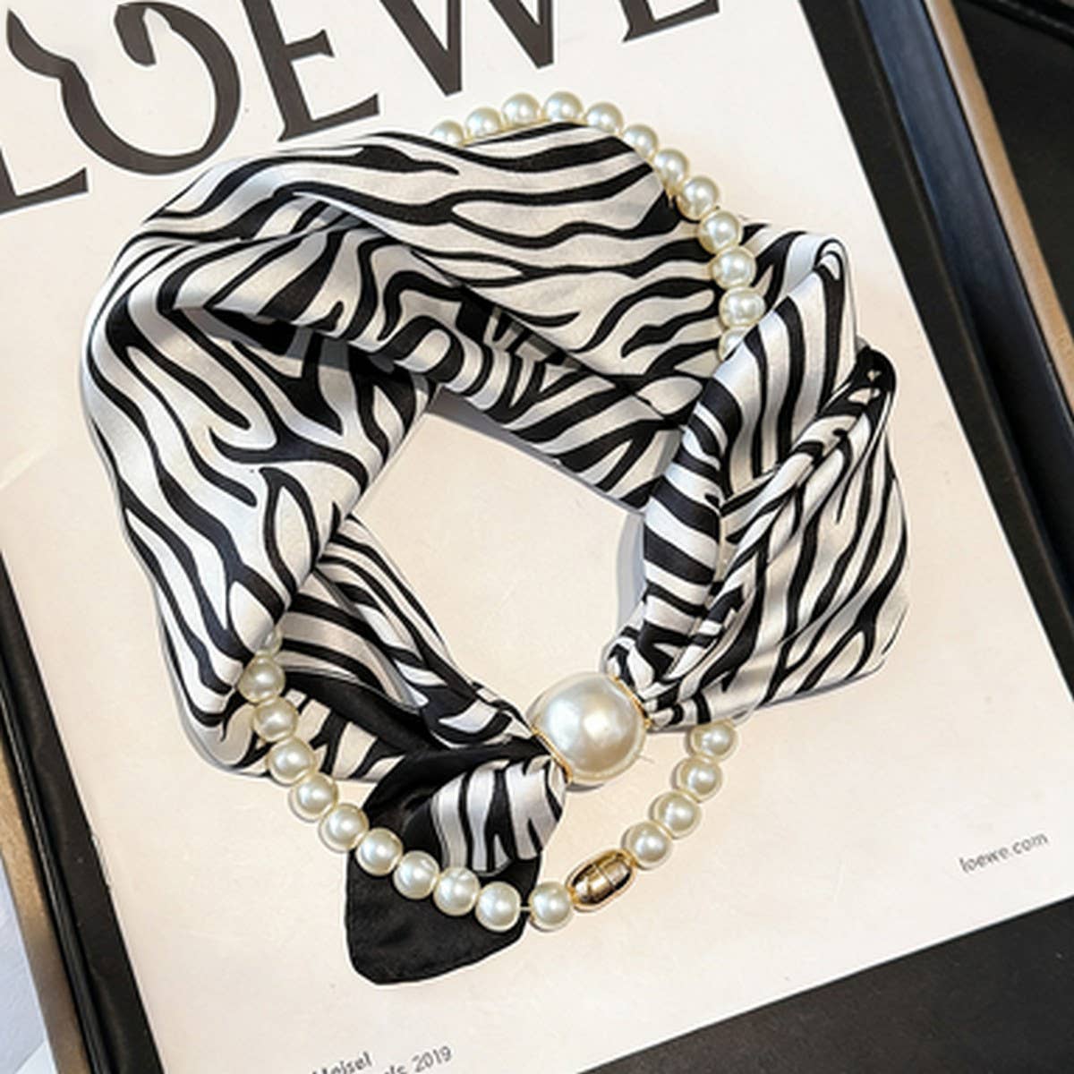 Ivory Pearl Magnetic Skinny Neck Scarf_Cwasc03933