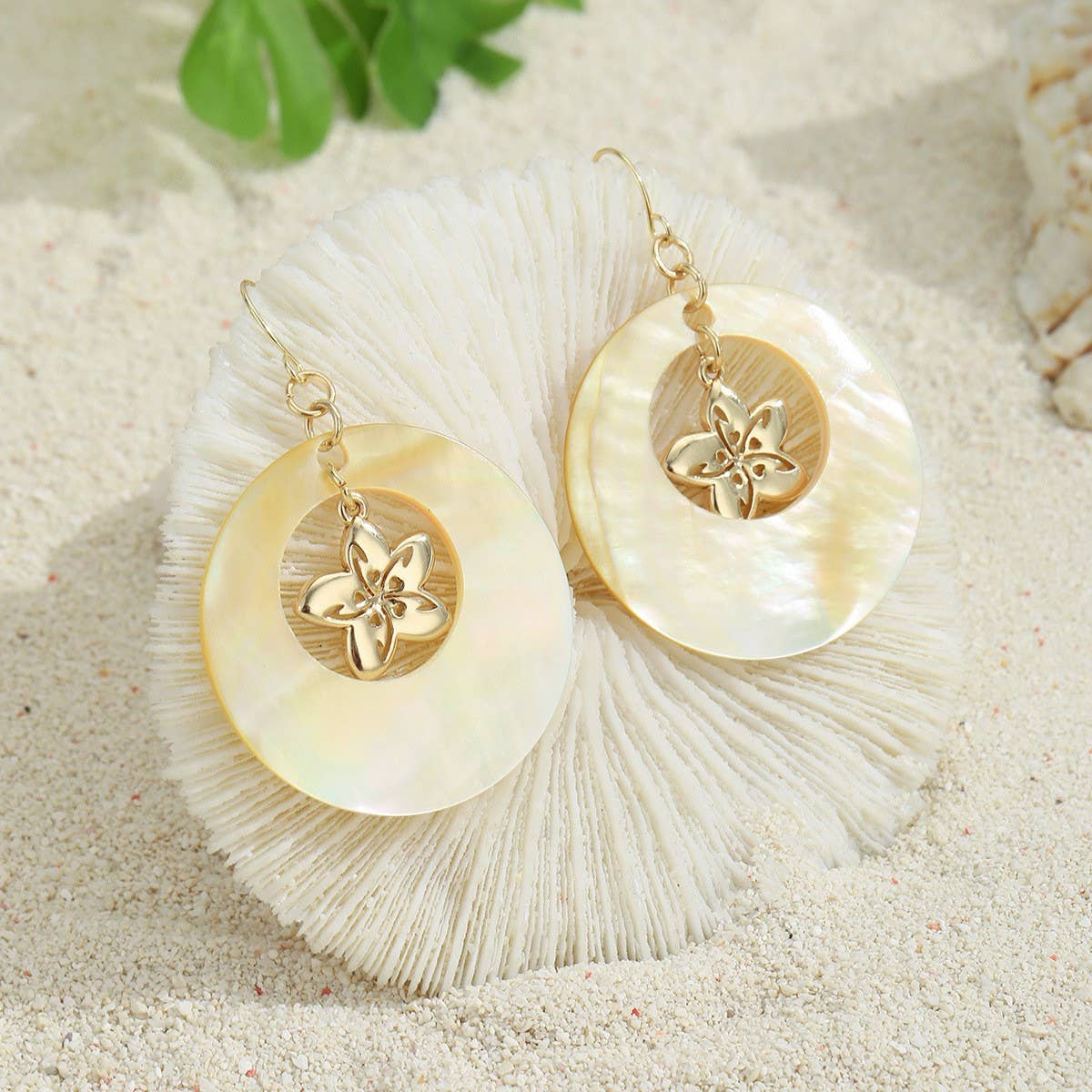 NATURAL YELLOW SHELL METAL PETAL EARRINGS_CWMM4348