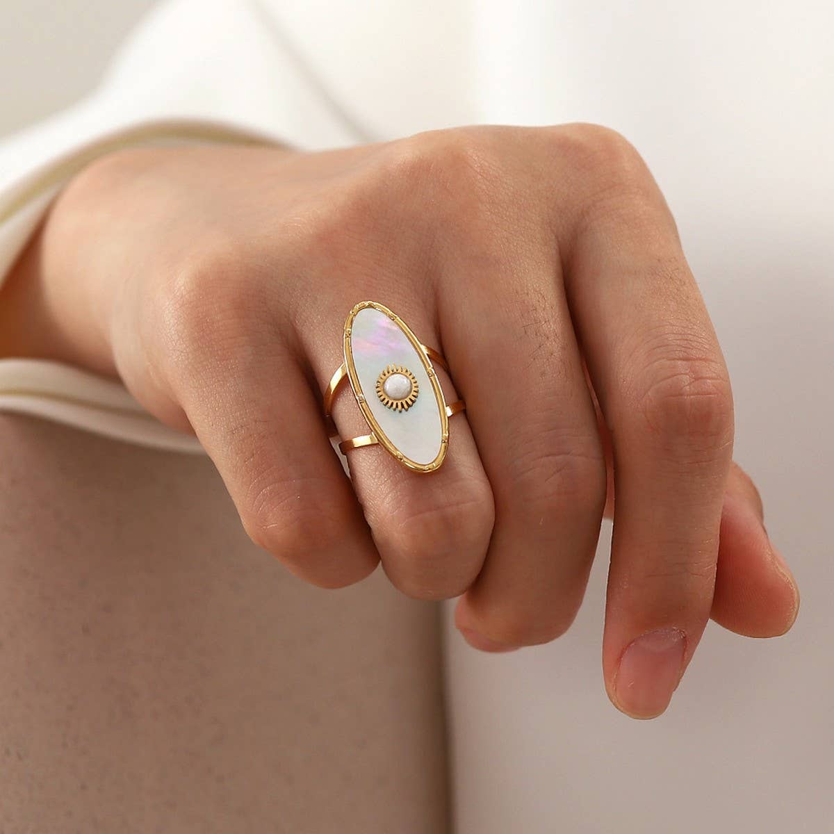 18K GOLD STAINLESS STEEL OVAL PEARL SHELL RING_CWAJE1246