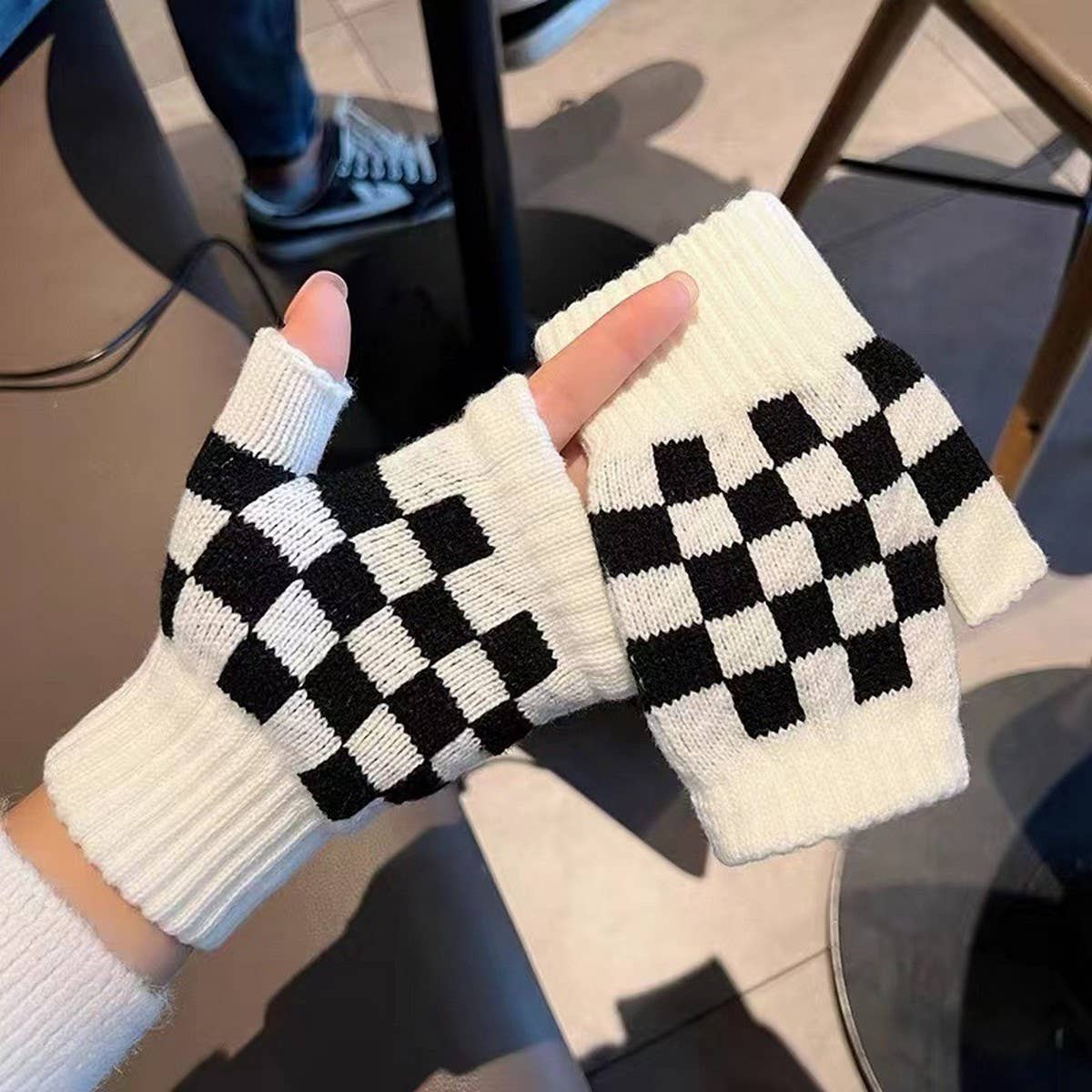 BLACK AND WHITE CHECKERBOARD HALF FINGER GLOVES_CWAG0184