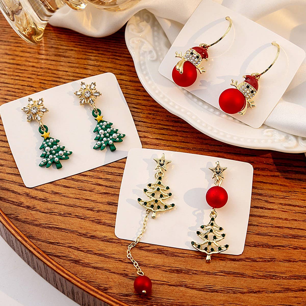 GENTLE CHRISTMAS SNOWMAN CHRISTMAS TREE EARRINGS_CWAJE1836