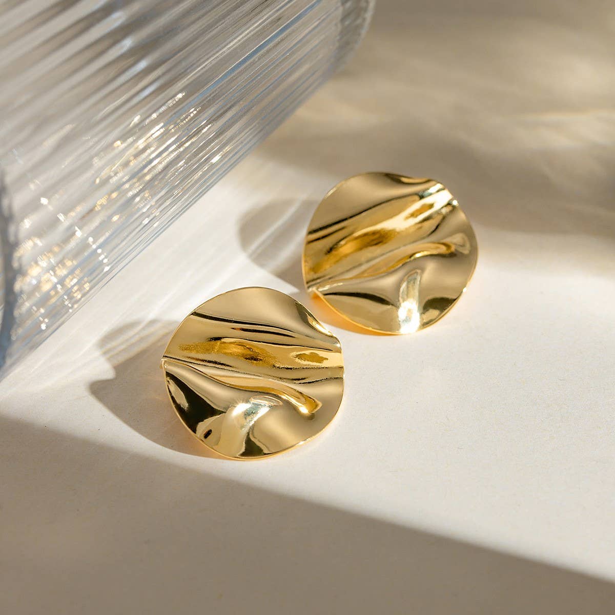 DELICATE GEOMETRIC PLEATED POLISHED EARRINGS_CWAJE1792