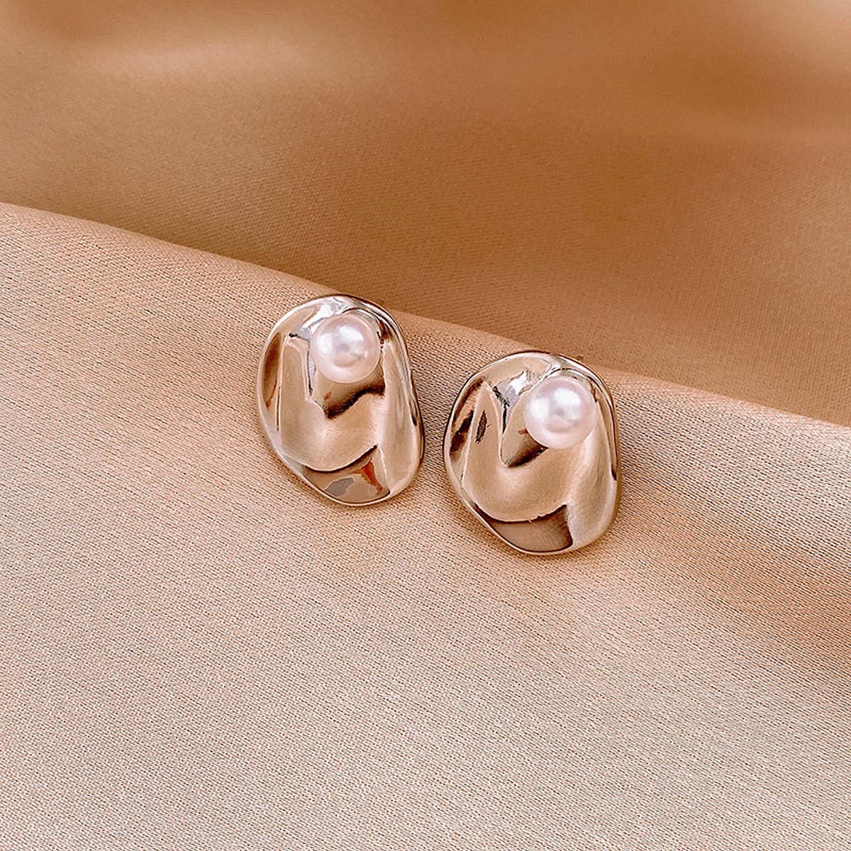 IRREGULAR ROUND PEARL PERSONALITY EARRINGS_CWASC1333