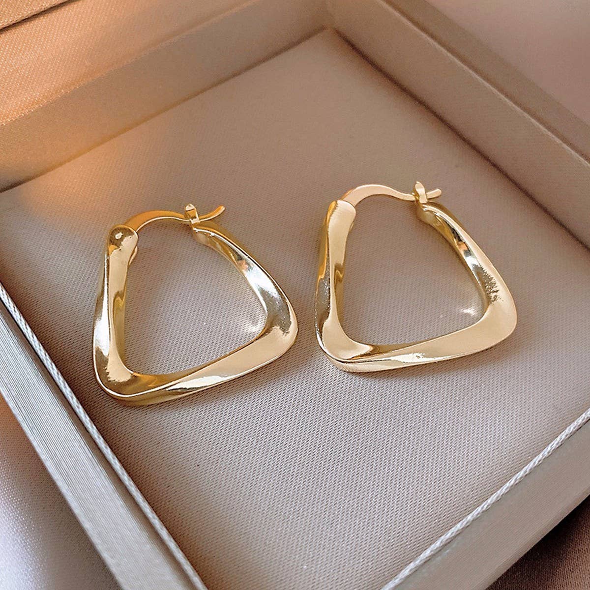 THREADED U SHAPED SIMPLE AND FASHIONABLE EARRINGS_CWAJE2455
