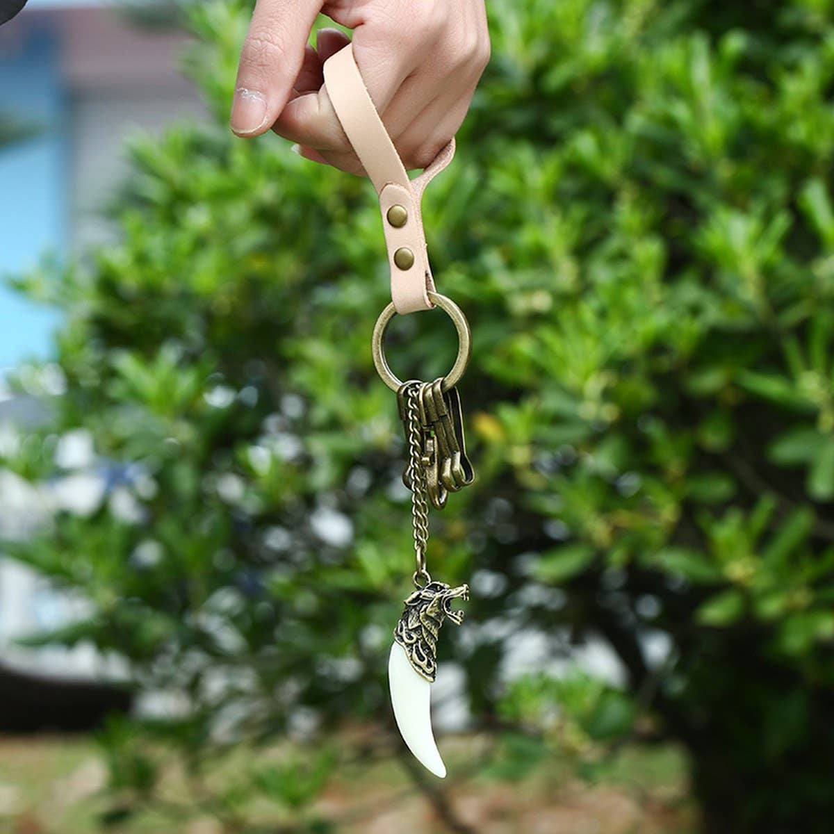 RESIN WOLF TOOTH VINTAGE COWHIDE KEYCHAIN_CWMM5028