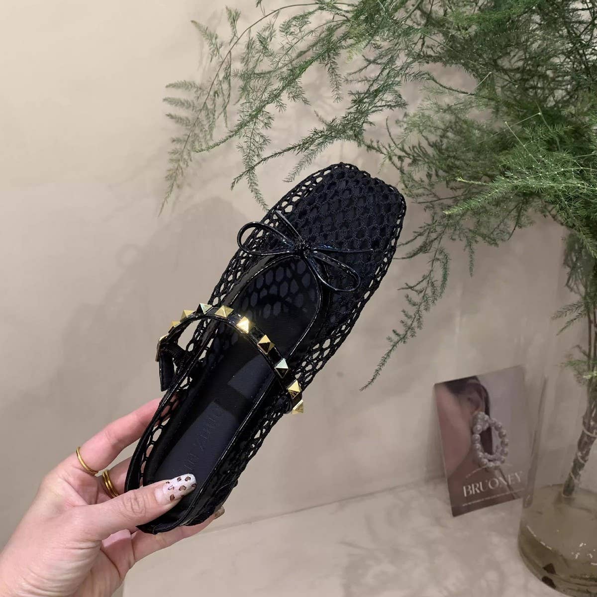 LOW HEEL MESH SANDALS WITH COVERED TOE_CWSHF0137