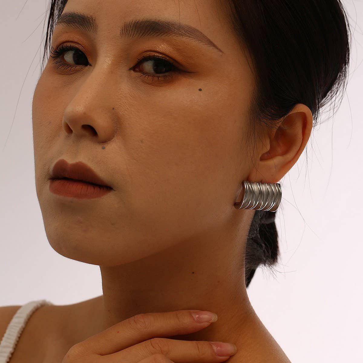 MINIMALIST 18K STEEL SQUARE WAVE STUD EARRINGS_CWMM8925