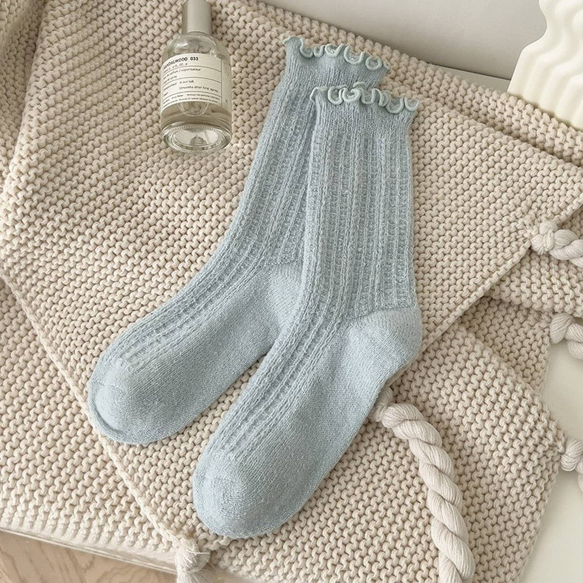 Warm Solid Color Ruffled Cute Mid-Calf Socks_Cwms1070