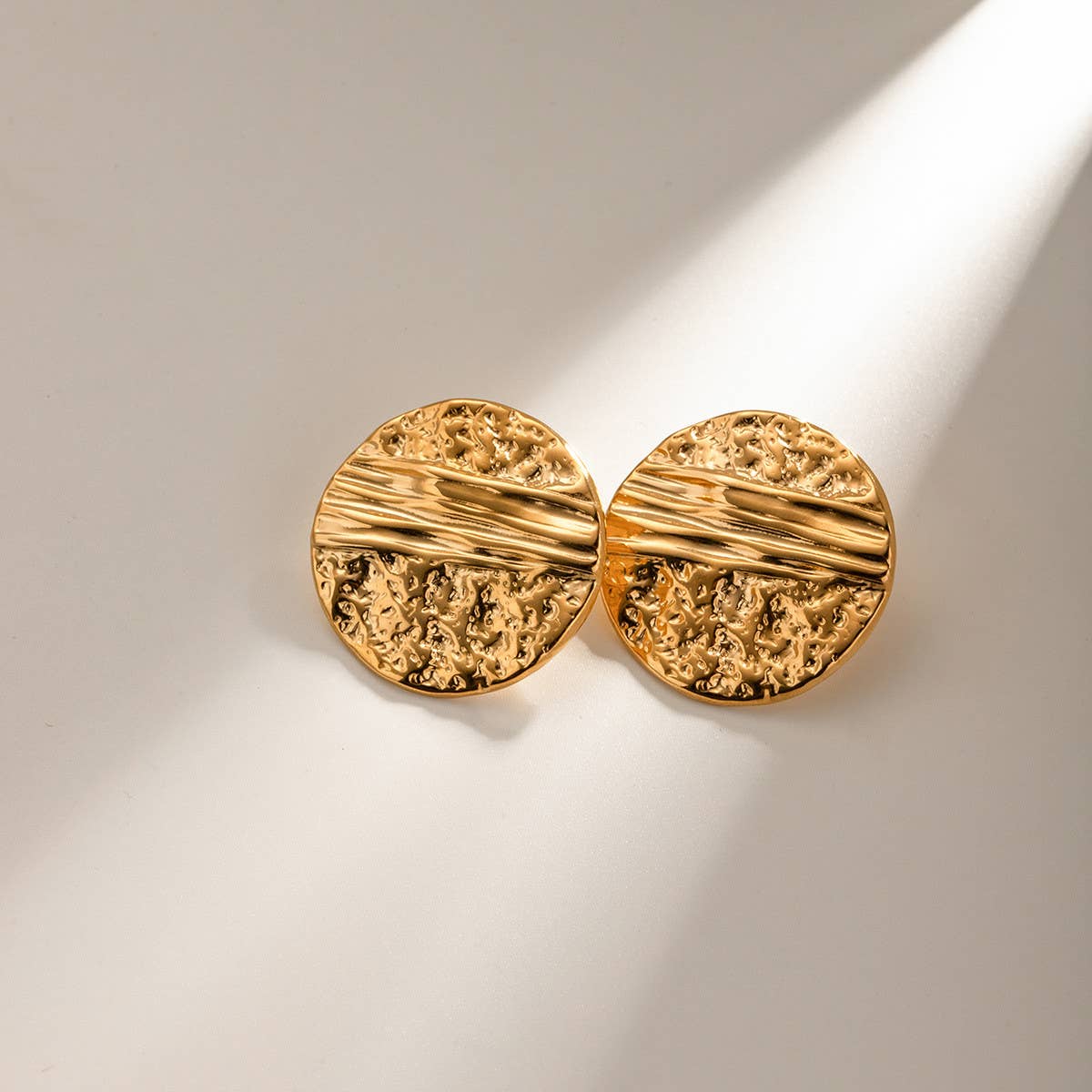 PLEATED HAMMERED ROUND DESIGN EARRINGS_CWAHA0895
