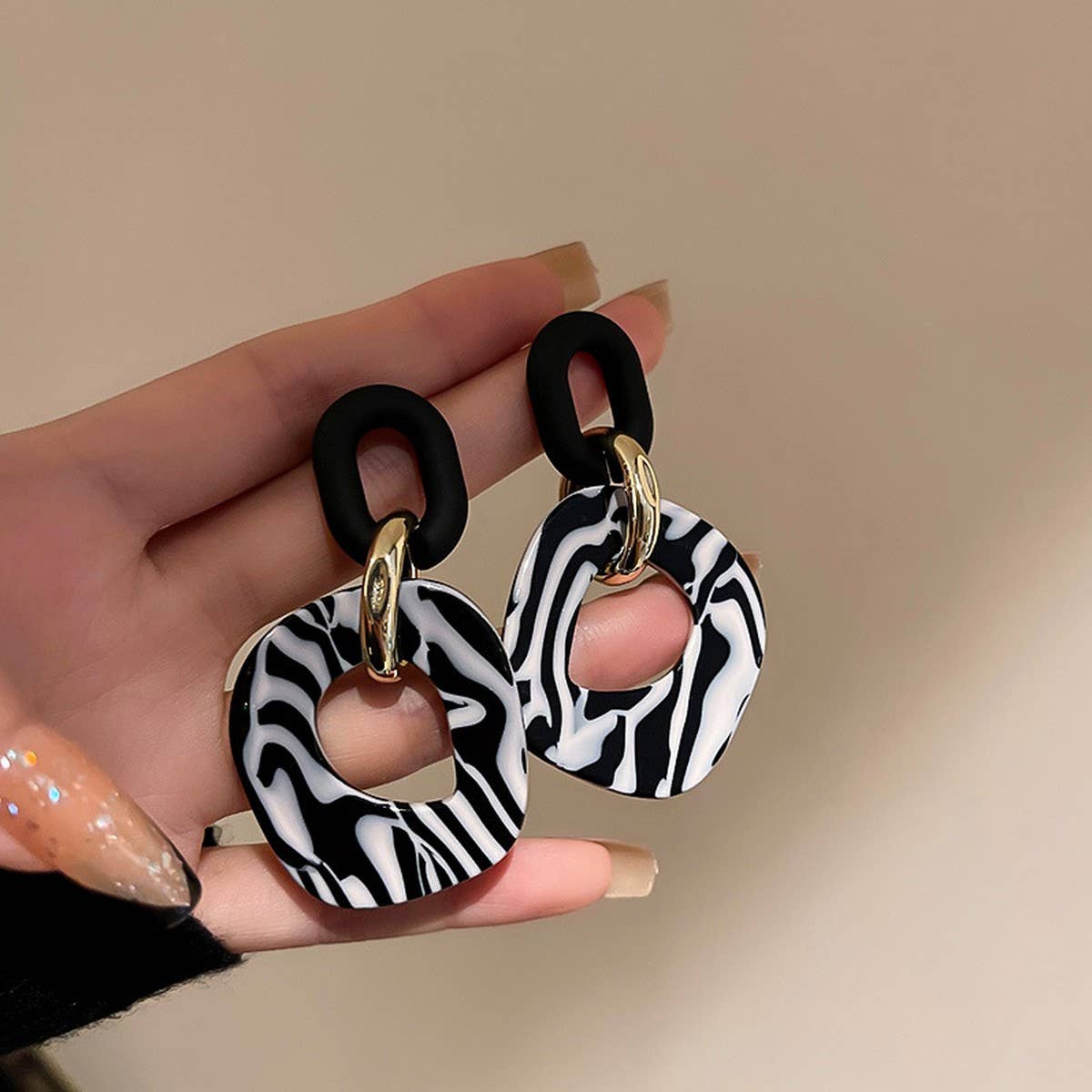 STRIPED SWEET COOL STYLE CIRCLED HOLLOW EARRINGS_CWAJE2054