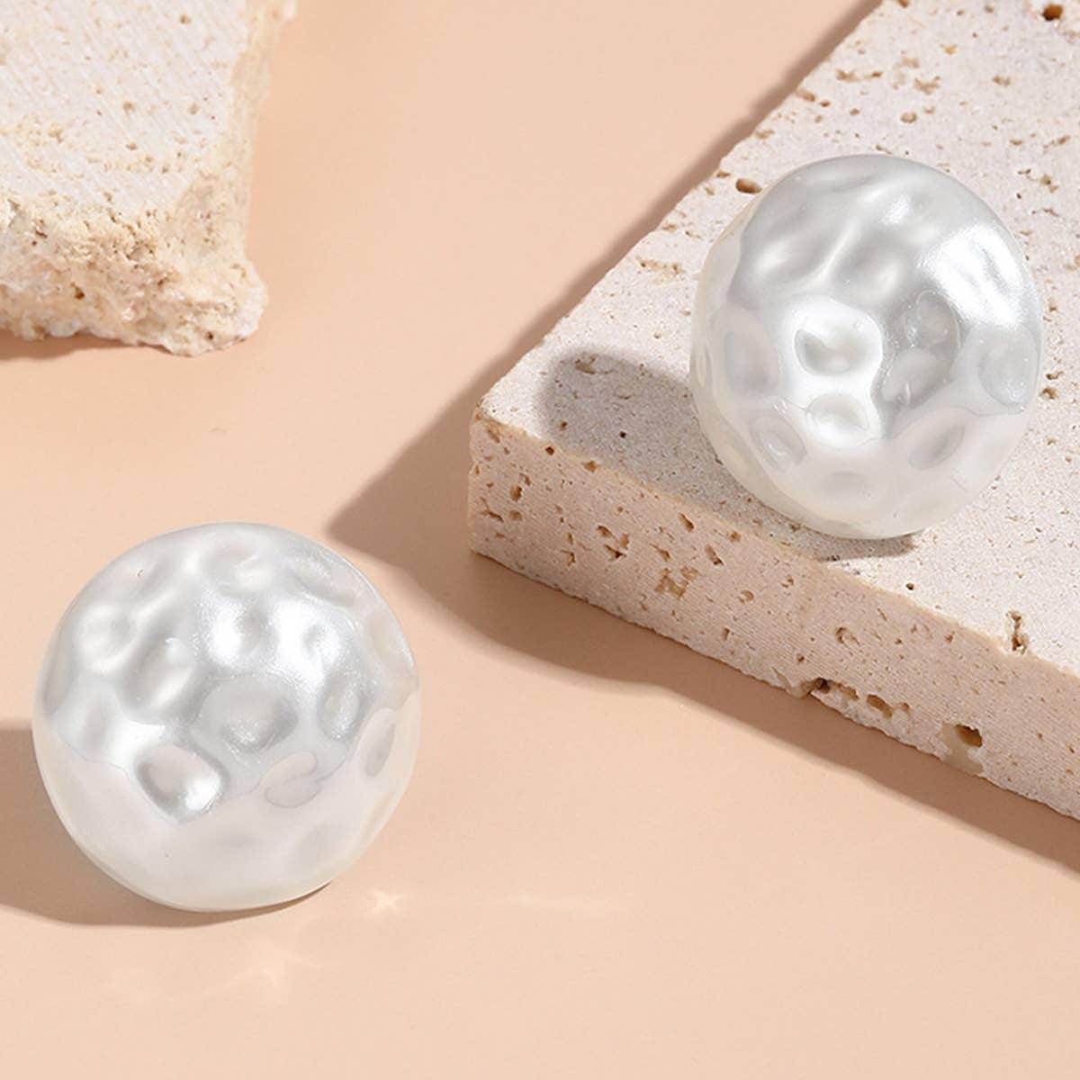 FAUX PEARL DESIGN STUD EARRINGS_CWAJE0449