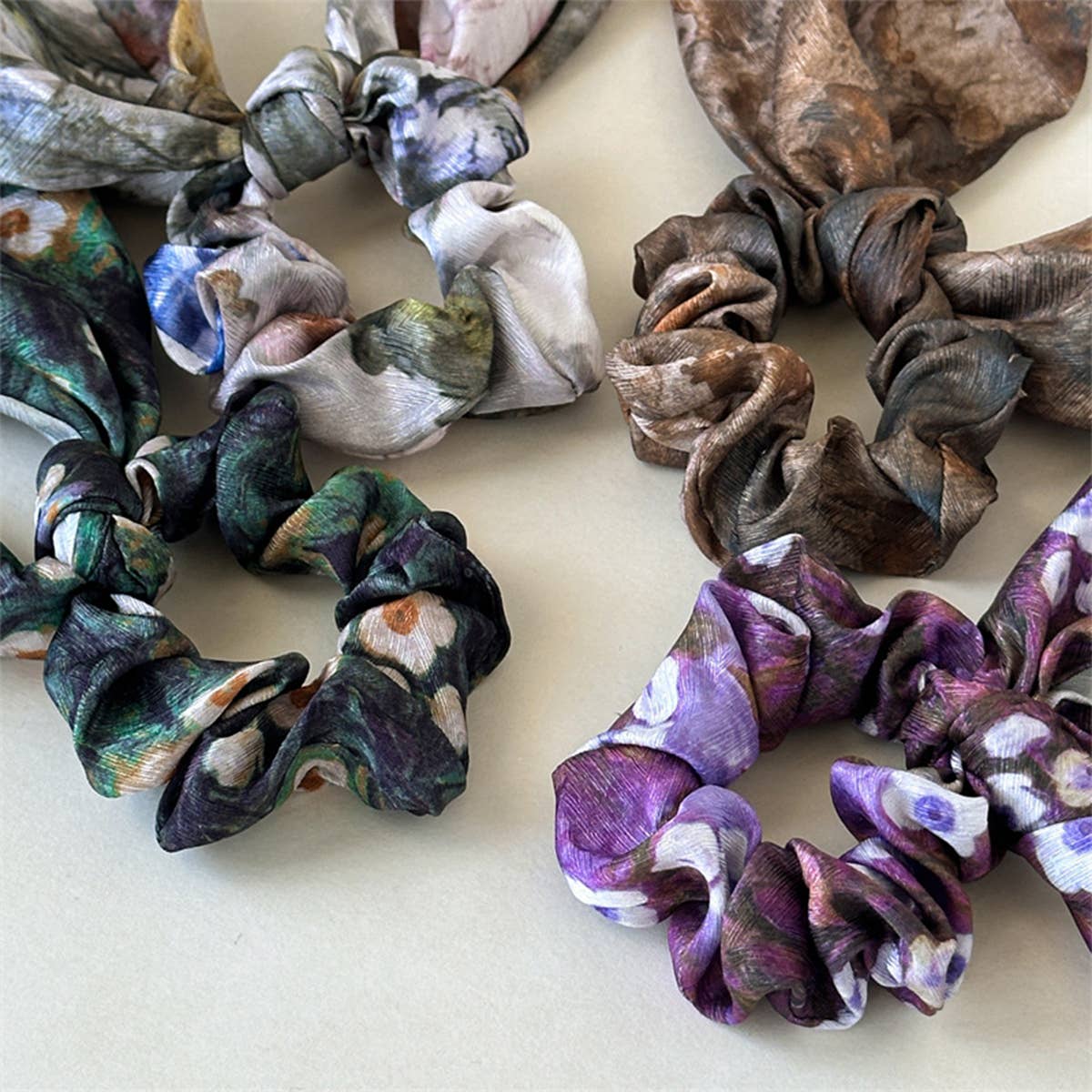 Silk Ink Print Scrunchie With Ribbon Tail_Cwaha07595