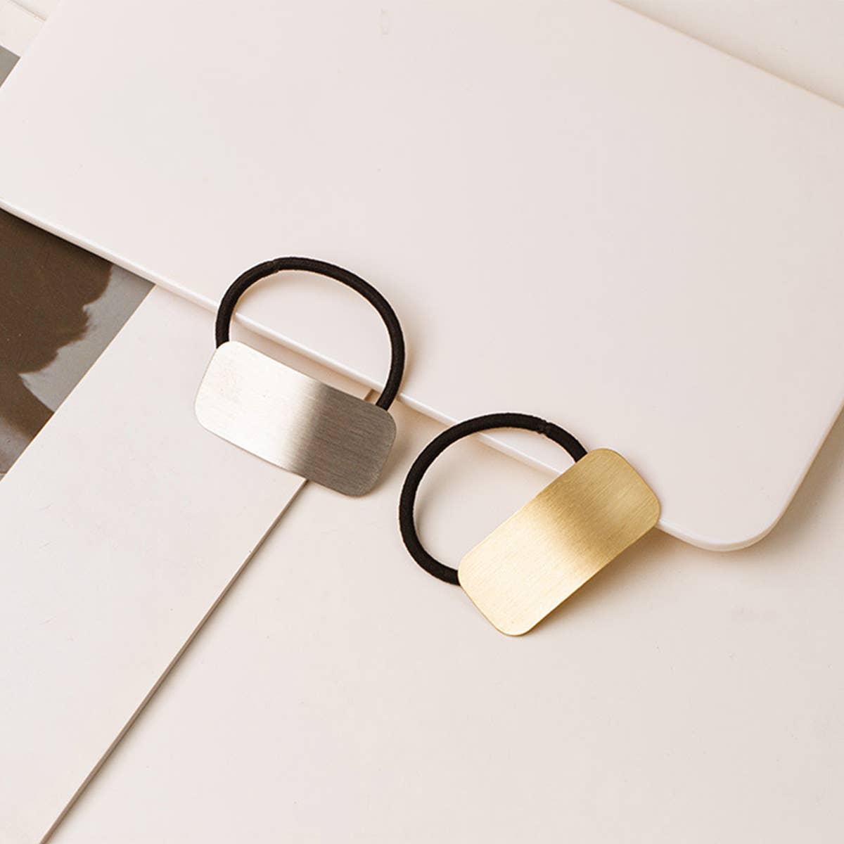 MINIMALIST TEXTURE AND VERSATILE HAIR SCRUNCHIES_CWAHA2665