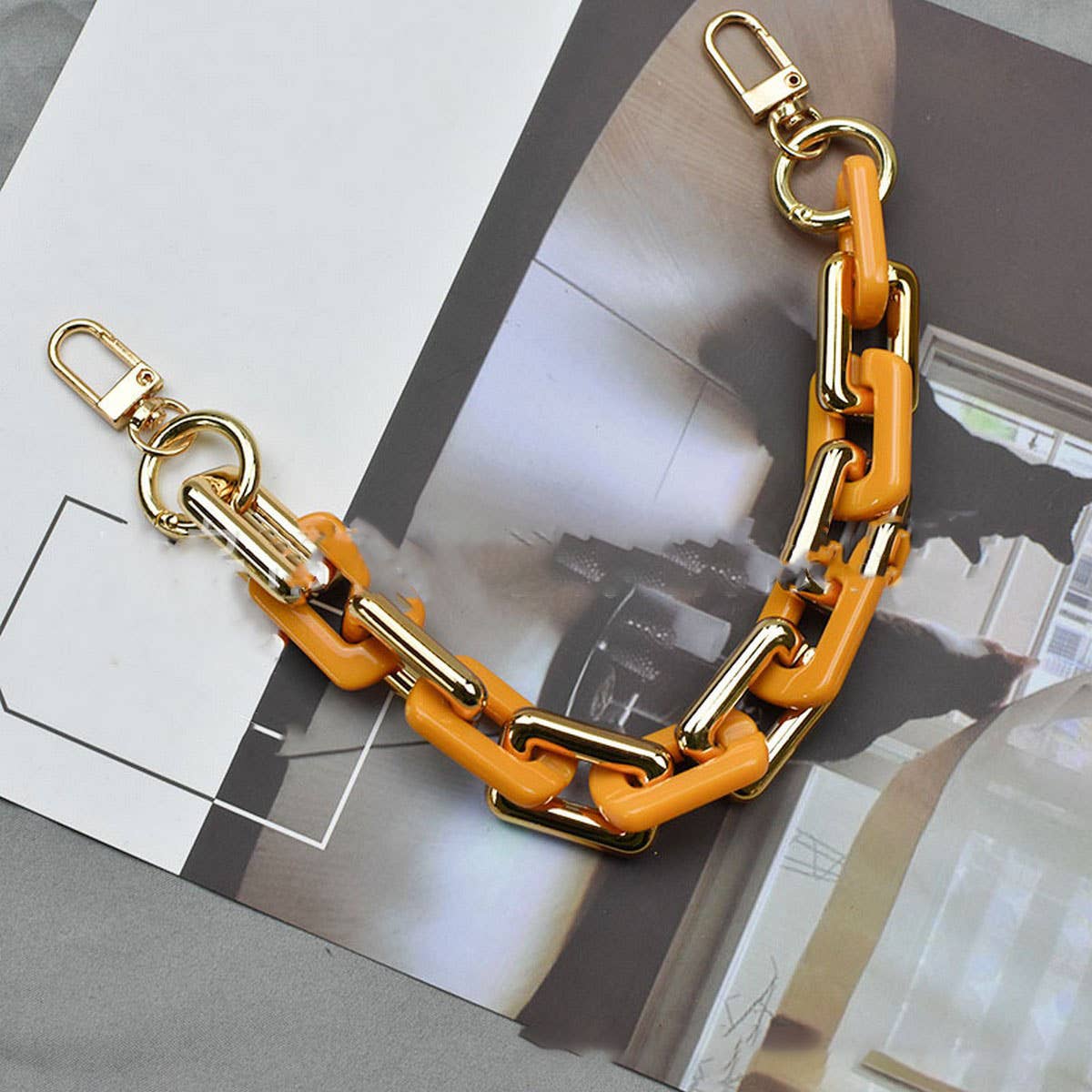 11 81IN ACRYLIC CHAIN BAG PHONE STRAP_CWMM5062