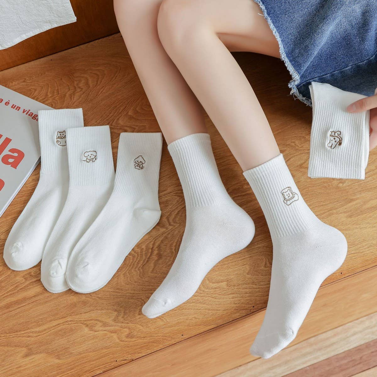 White New Embroidered Simple Middle Socks_Cwms0910