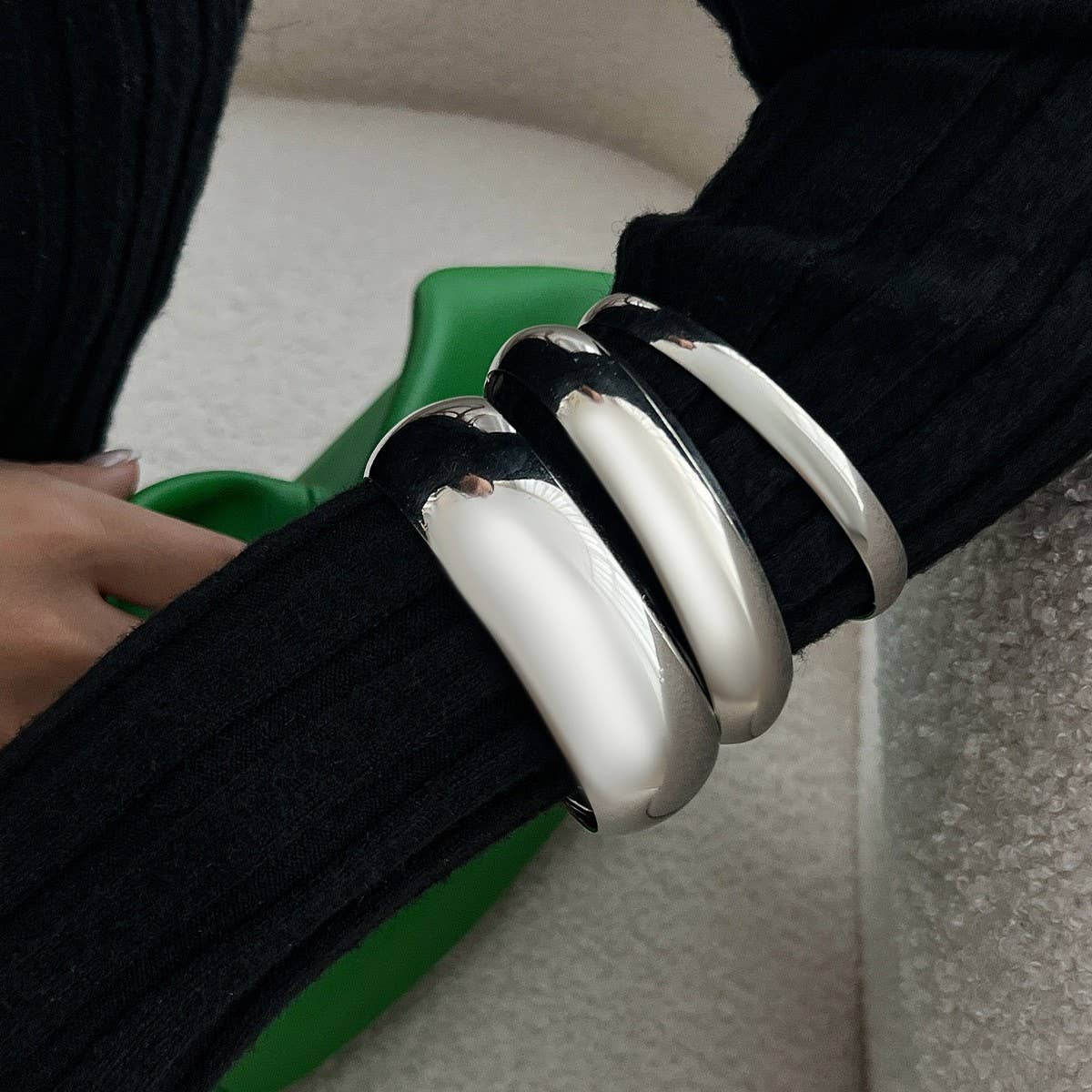 FASHIONABLE CURVED SMOOTH TWIST BRACELET_CWMM3084