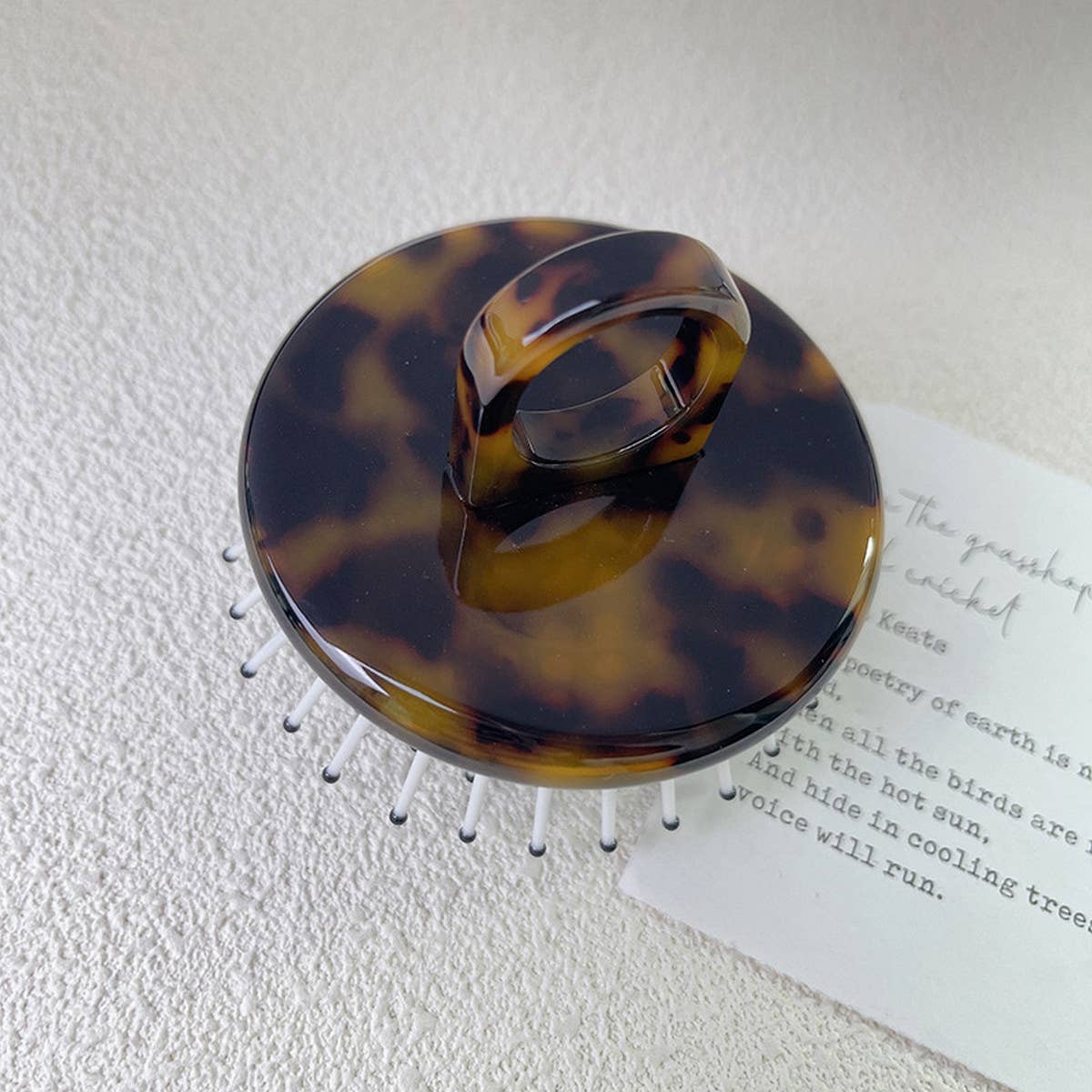 SIMPLE AND PORTABLE MASSAGE COMB_CWMM1083