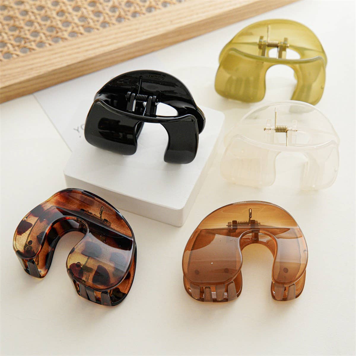 HAIR CLAW CLIP ELEGANT MINIMALIST DESIGN_CWAHA1960